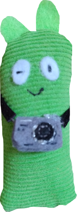 grüner Morki mit Fotoapparat